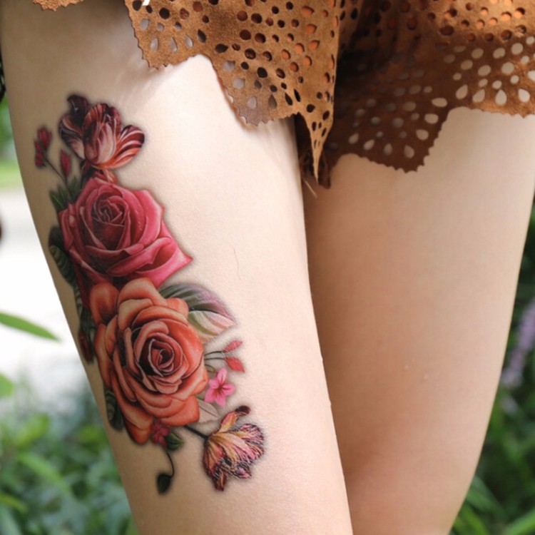 tatouage femme cuisse roses colorées