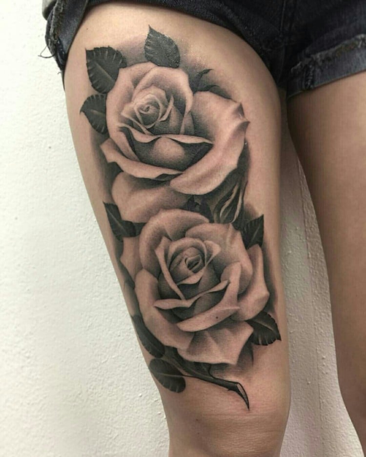 tatouage femme cuisse roses en blanc et noir