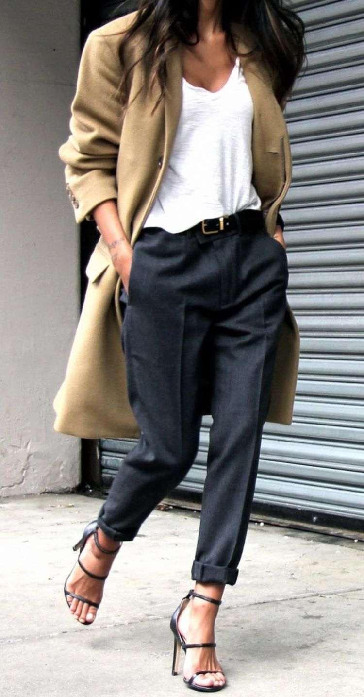 tenue chic et décontractée avec t shirt blanc look moderne bureau