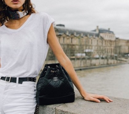 tenue chic et décontractée avec t shirt blanc style urbain look weekend femme