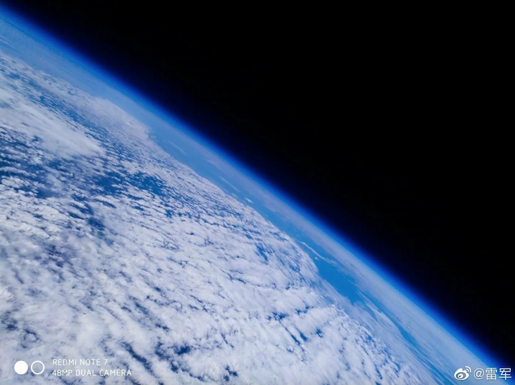 Redmi Note 7 dans l'espace photo Terre