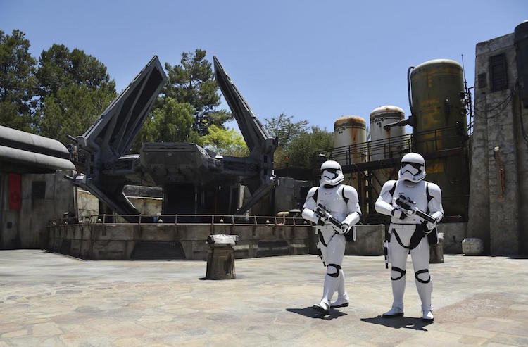 Star Wars Galaxy’s Edge zone attractions immersive Disneyland Resort Californie