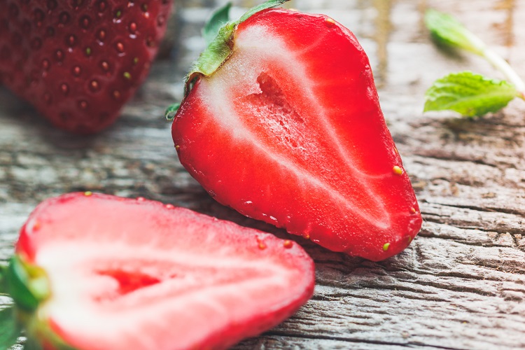 aliments pour renforcer les dents naturellement consommation fraises canneberges