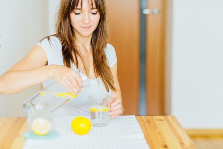 boire eau citronnee le matin a jeun coupe faim naturel perte de poids