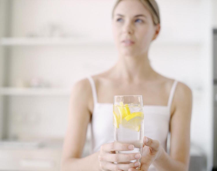 boire eau citronnee le matin jeun favorise digestion