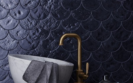 carrelage écailles de poisson bleu profond lavabo design salle bain luxueuse