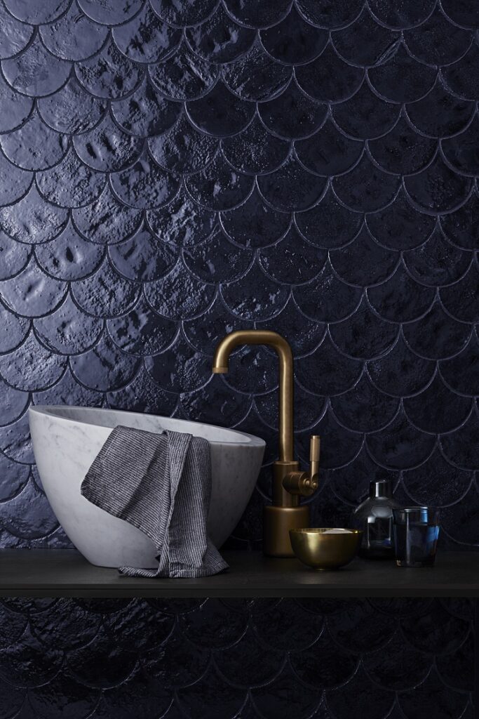 carrelage écailles de poisson bleu profond lavabo design salle bain luxueuse