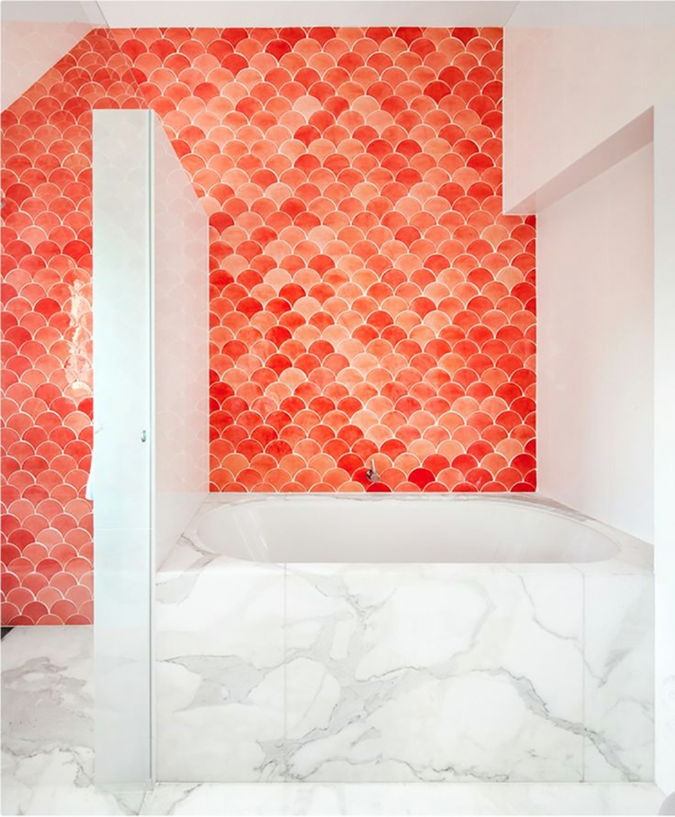 carrelage écailles de poisson orange rouge revêtement mural salle bain sur mesure