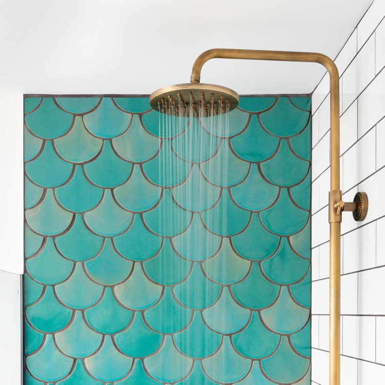 carrelage écailles de poisson turquoise idée revêtement mural design cabine douche moderne