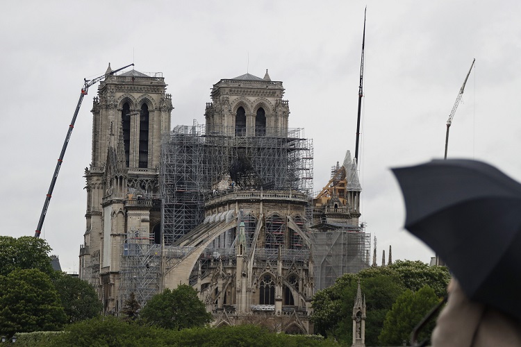 cathédrale Notre-Dame de Paris loi d'exception accélérer la reconstruction
