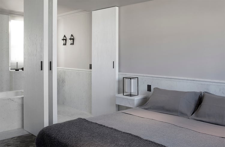 chambre grise style minimaliste salle de bains attenante deco marbre blanc de carrare