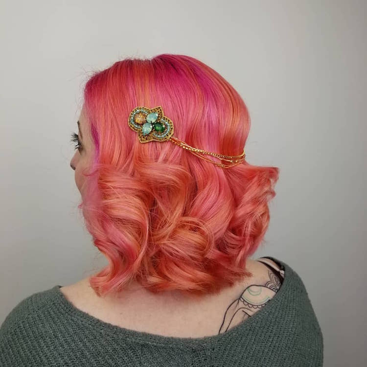 cheveux couleur corail balayage rose corail coloration moderne