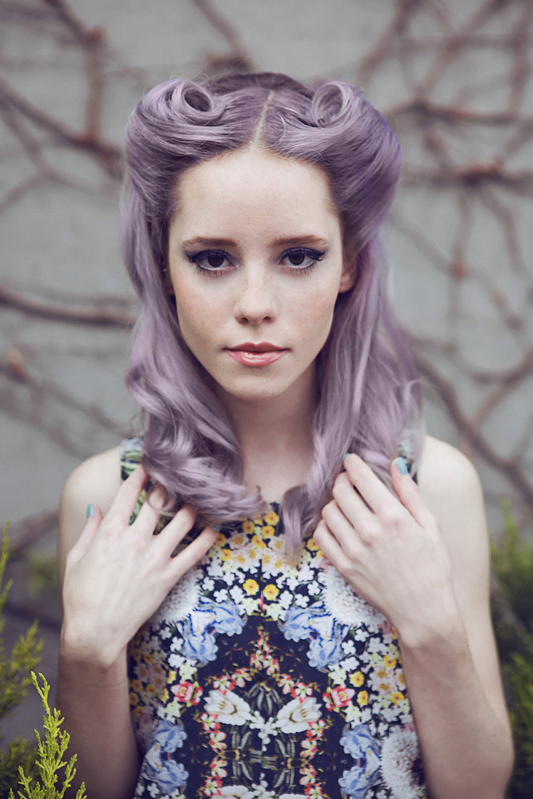 cheveux violet pastel coiffure pinup