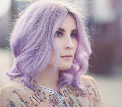 cheveux violet pastel sur base blond clair