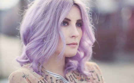 cheveux violet pastel sur base blond clair
