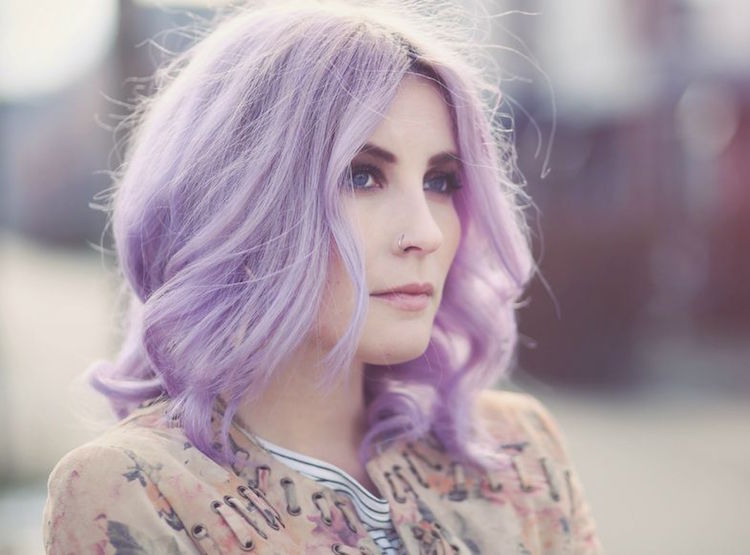 cheveux violet pastel sur base blond clair