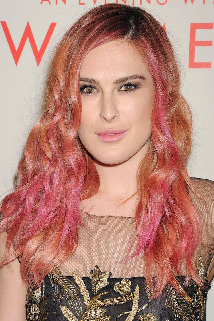 coloration cheveux tendance balayage meches rose cuivre couleur corail rumer willis
