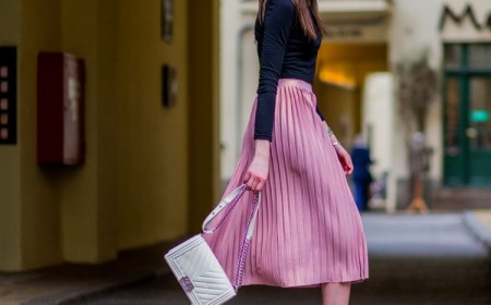 comment porter la jupe plissée rose blouse noire