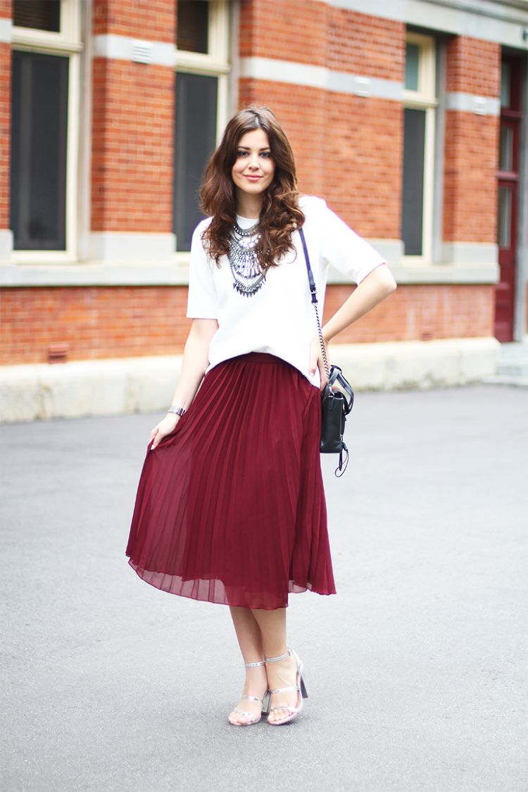 comment porter la jupe plissée rouge blouse blanche