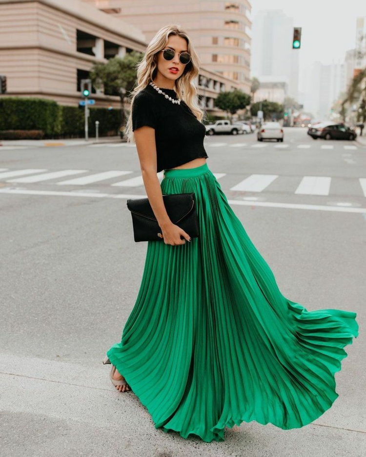 comment porter la jupe plissée verte mini blouse noire