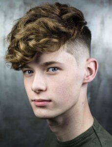 coupe de cheveux ado garçon pour cheveux ondules bouclés