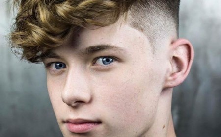 coupe de cheveux ado garçon pour cheveux ondules bouclés