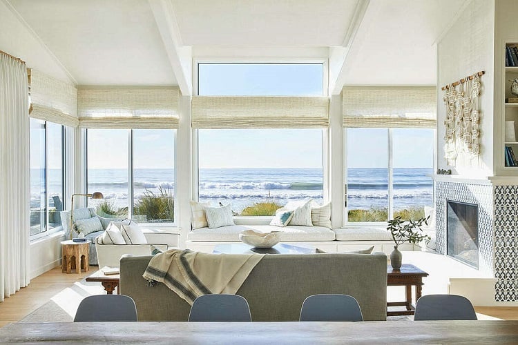 déco bois et blanc maison plage salon grandes fenêtres vue superbe