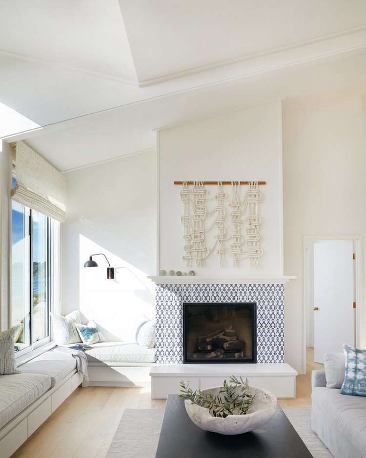 déco bois et blanc salon moderne cheminée carreaux suspension macramé