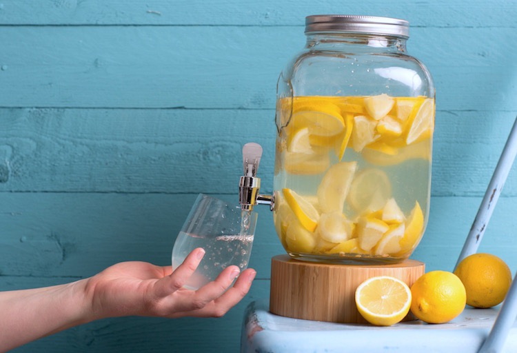 eau citronnée le matin a jeun routine salvatrice vertus sante