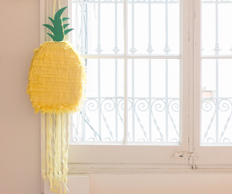fabriquer une pinata ananas deco anniversaire enfant theme tropical