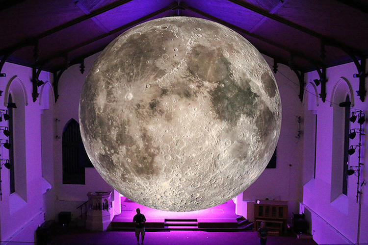 installation artistique Luke Jerram Museum ot the Moon lune geante helium