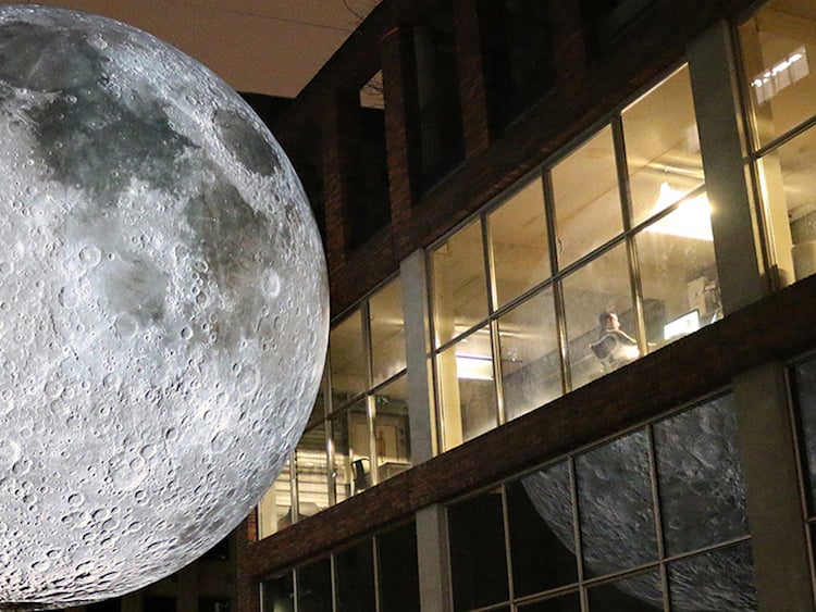 installation artistique Luke Jerram lune geante è metres image HD NASA