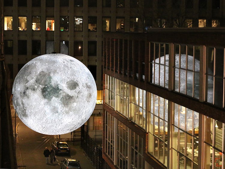 installation artistique Museum of the Moon Luke Jerramlune geante è metres