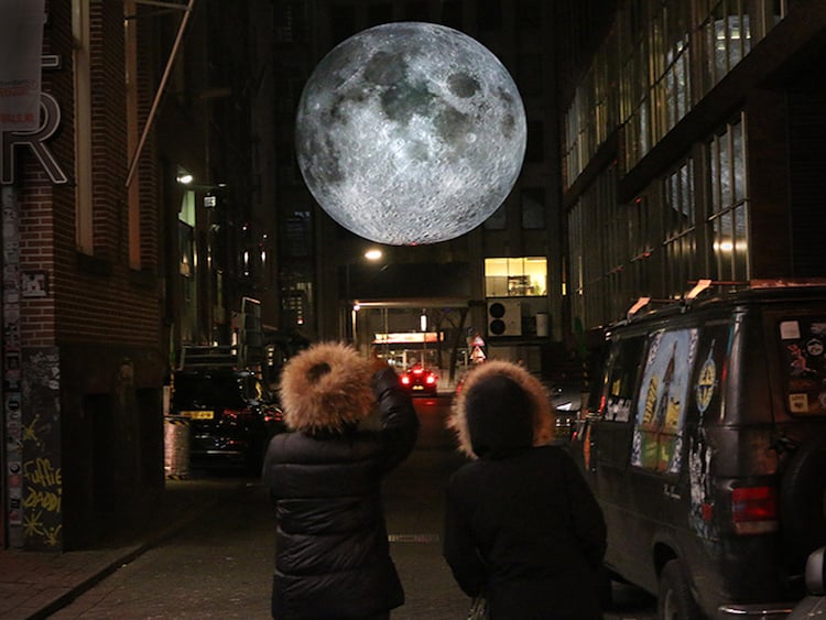 installation artistique lune geante Museum of the moon