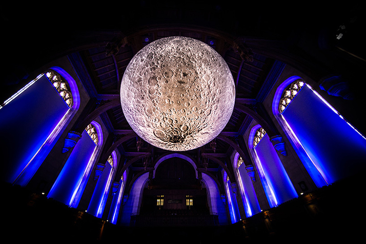 installation artistique lune geante artiste britannique Luke Jerram