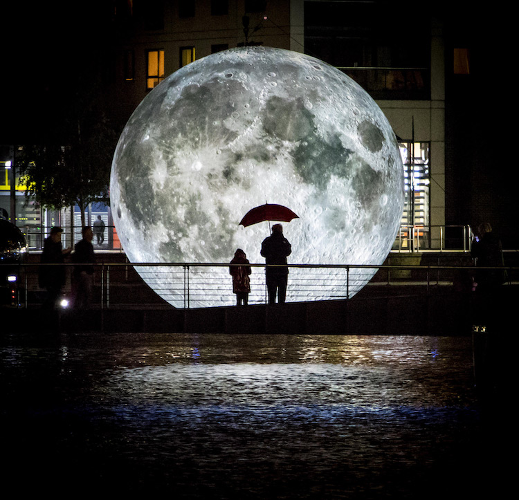 installation artistique lune geante sculpture plastique illuminee interieur