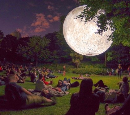 installation artistique sculpture plastique lune geante Luke Jerram parc