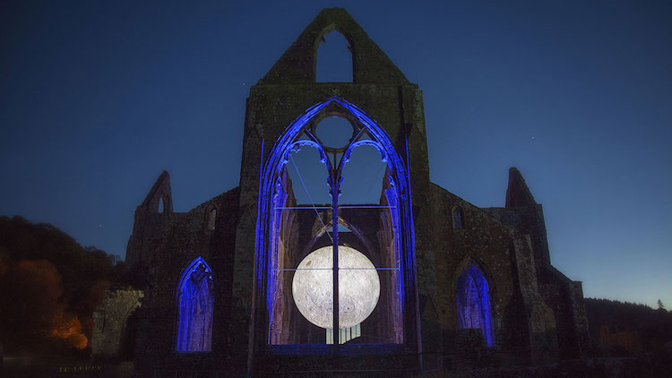 installation artistique sculpture plastique lune geante artiste britannique Luke Jerram