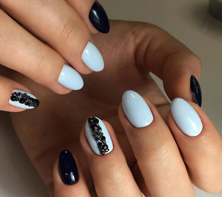 ongles en amande courts manucure blanche nail art strass
