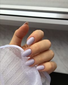 ongles en amande courts manucure lavande pastel