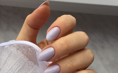 ongles en amande courts manucure lavande pastel