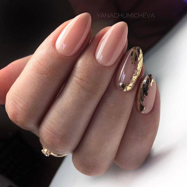 ongles en amande courts manucure nude nail art gold foil