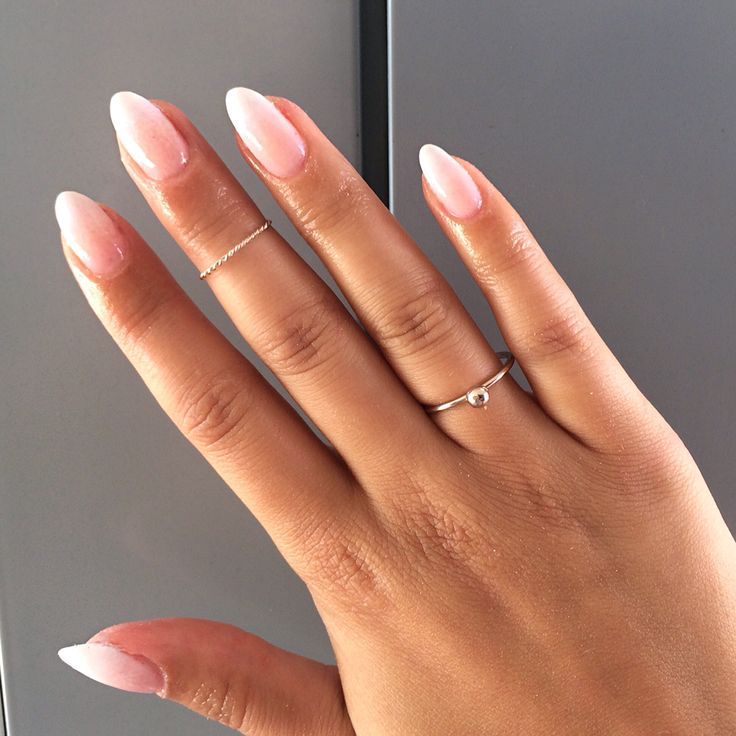 ongles en amande courts vernis nude
