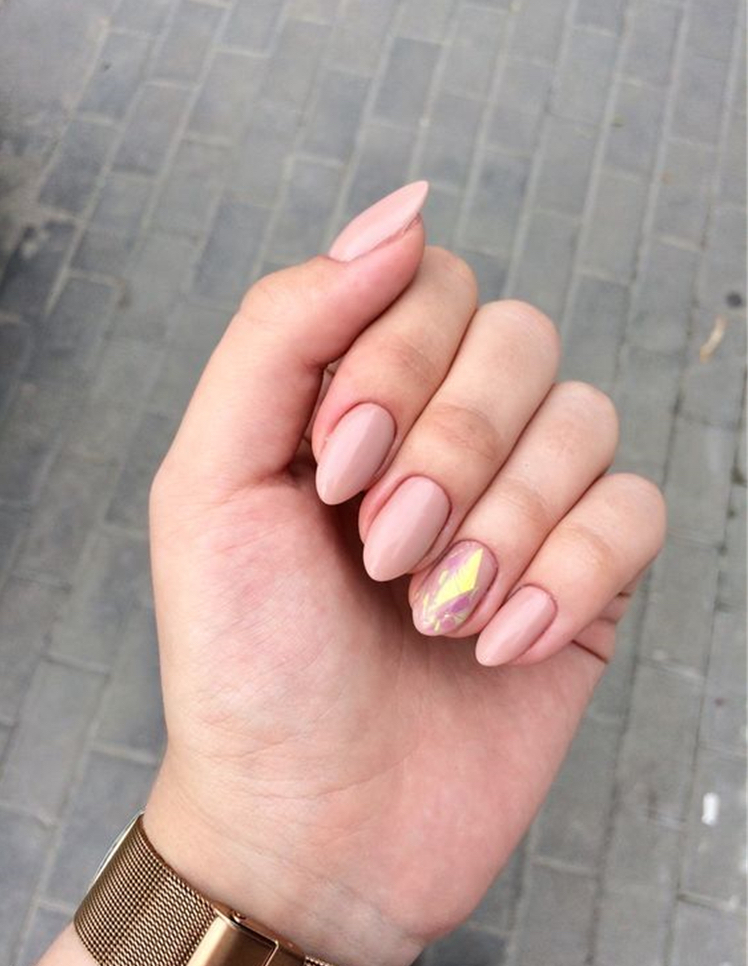 ongles en amande courts vernis nude ongle accent gold foil