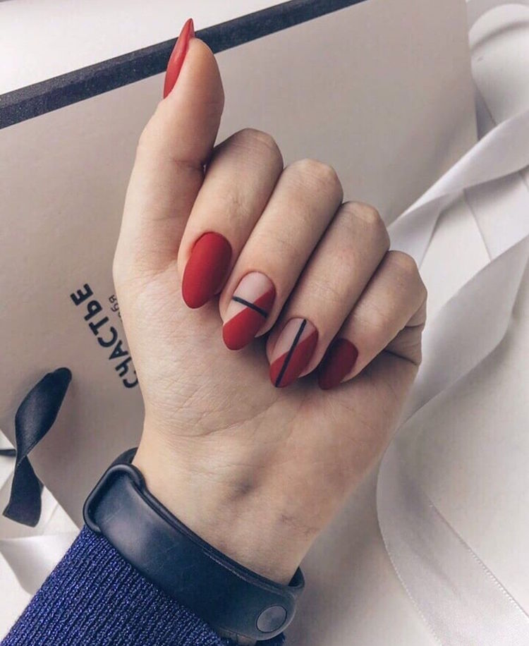 ongles en amande courts vernis rouge nail art geometrique