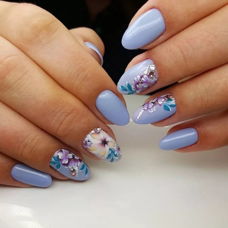 ongles en amande vernis bleu nail art floral strass manucure printemps