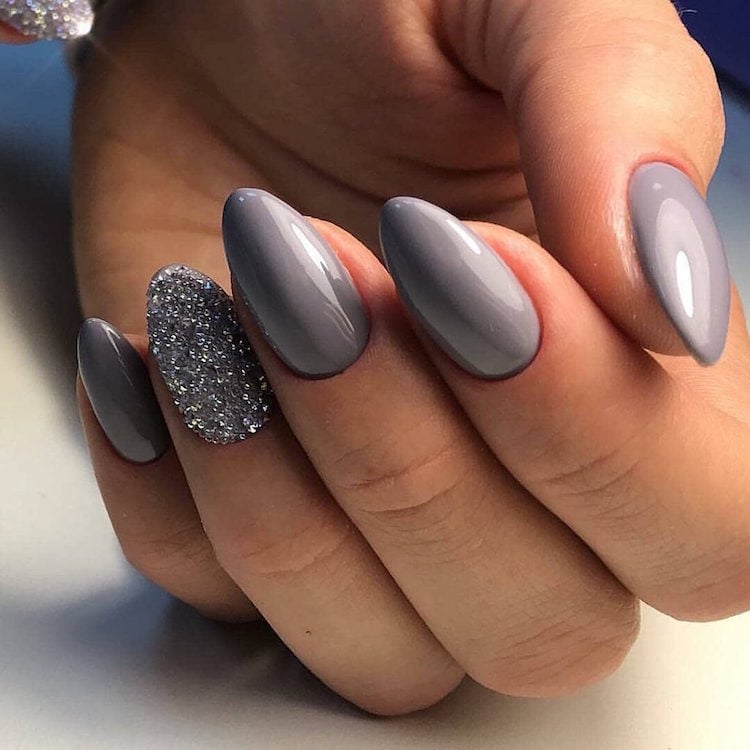 ongles en amande vernis gris nail art paillettes