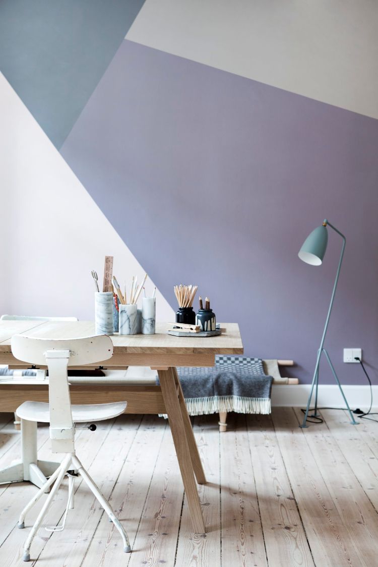 peinture murale géométrique chambre enfant table bois nuances pastel