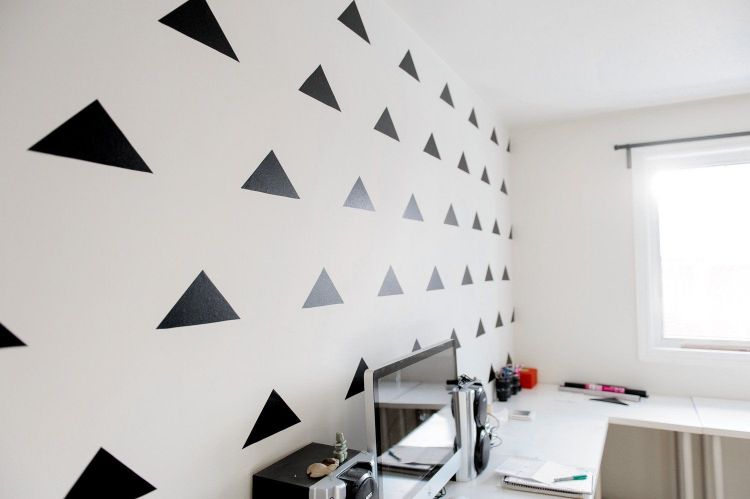 peinture murale géométrique en style minimaliste petits triangles