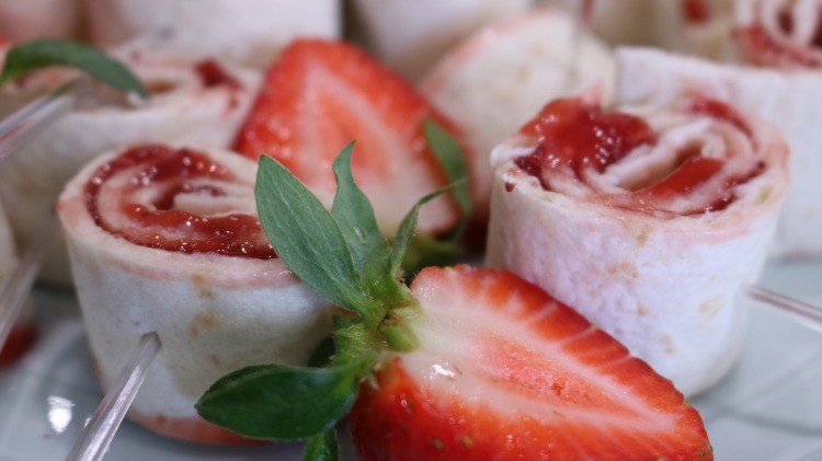 recette amuse-bouche rouleaux fraises fromage à la crème